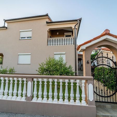 Apartment Suncica Pula Bagian luar foto
