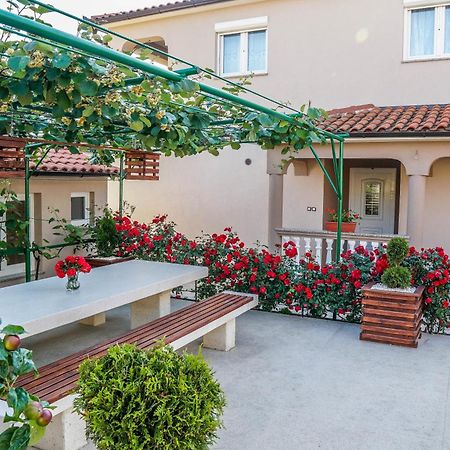 Apartment Suncica Pula Bagian luar foto