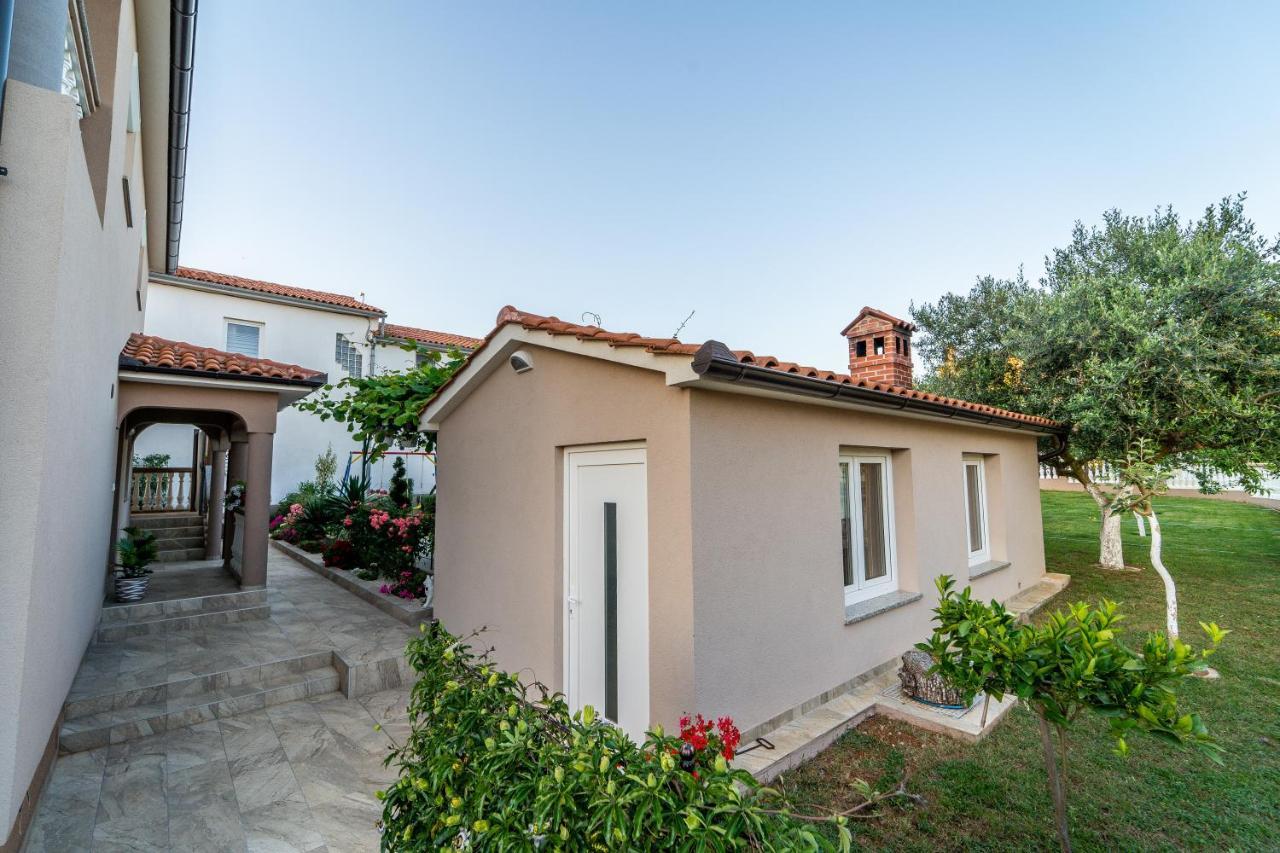 Apartment Suncica Pula Bagian luar foto