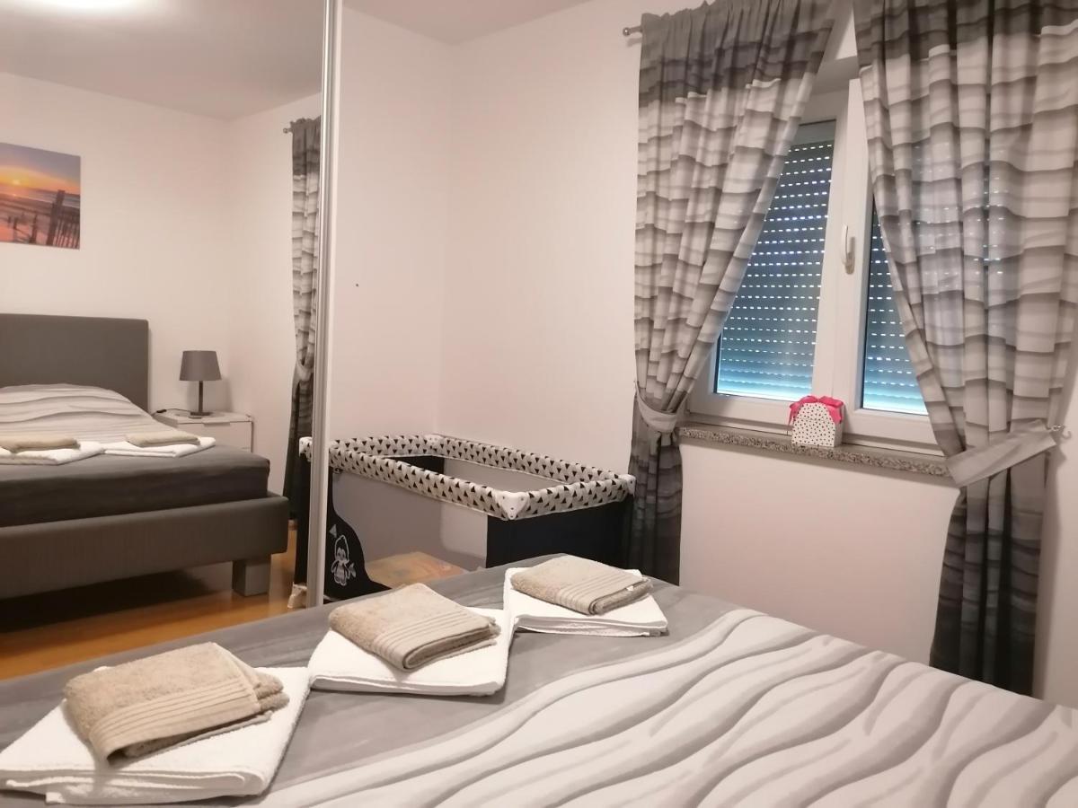 Apartment Suncica Pula Bagian luar foto