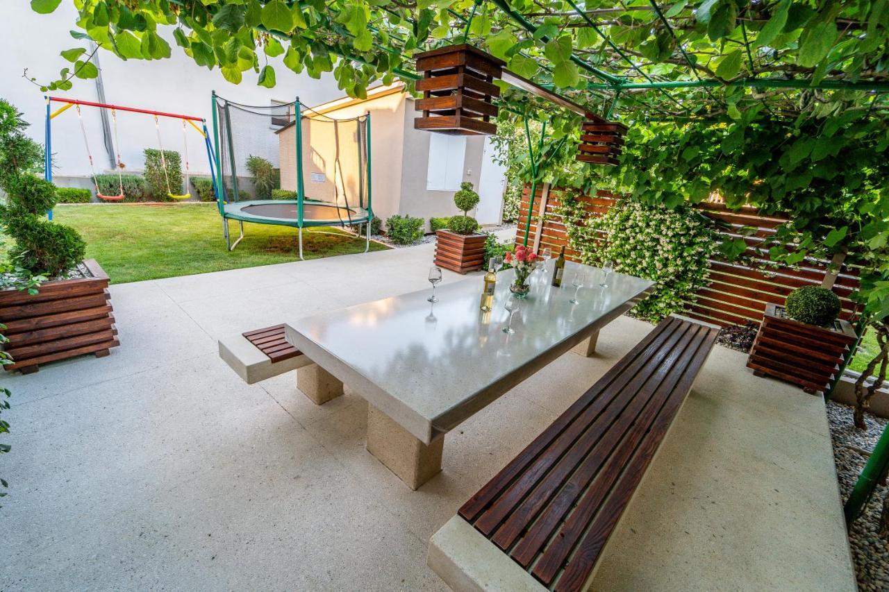 Apartment Suncica Pula Bagian luar foto