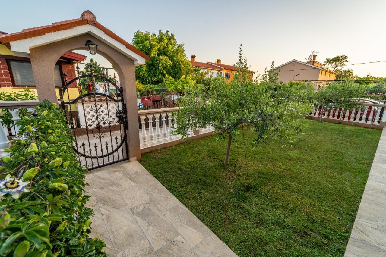 Apartment Suncica Pula Bagian luar foto