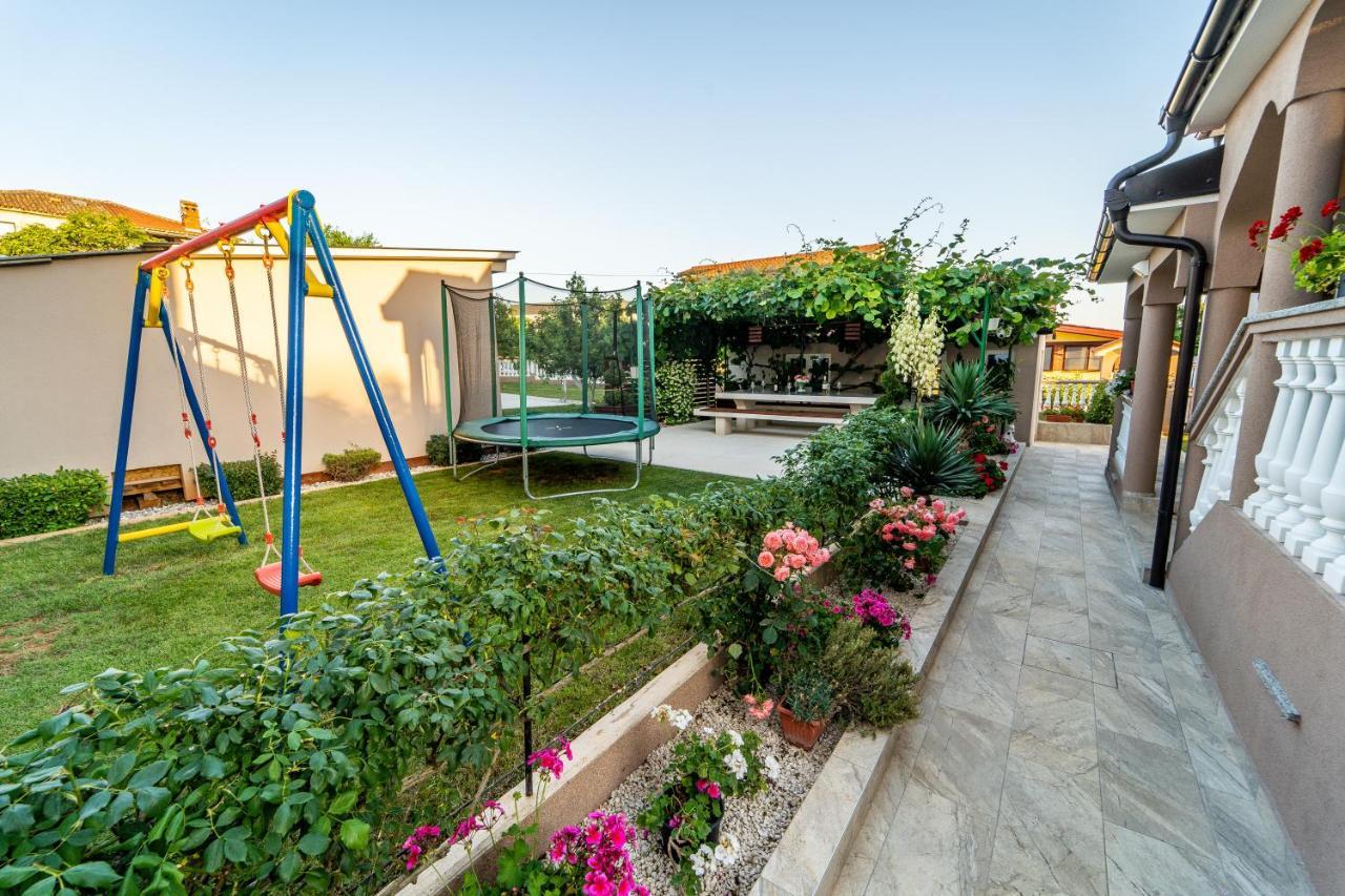 Apartment Suncica Pula Bagian luar foto