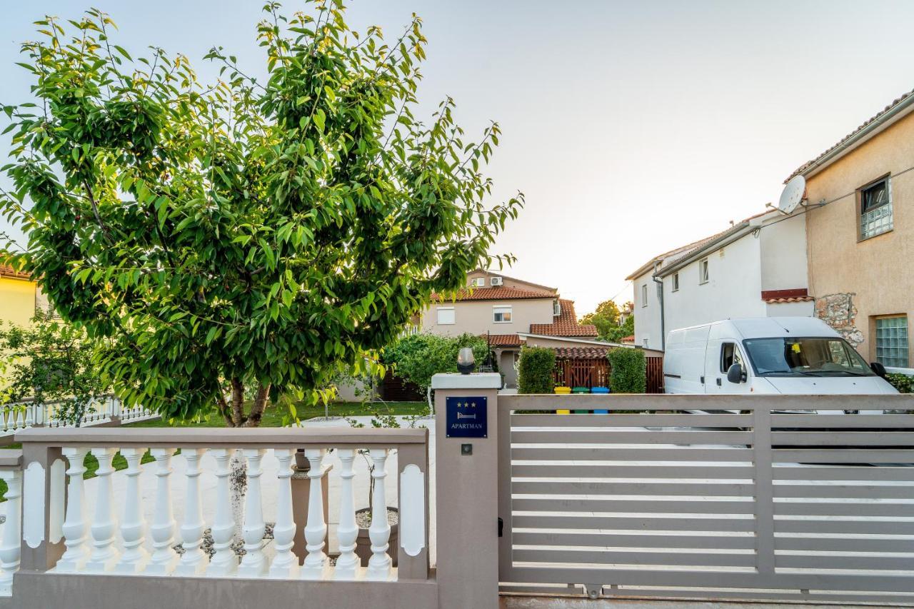 Apartment Suncica Pula Bagian luar foto