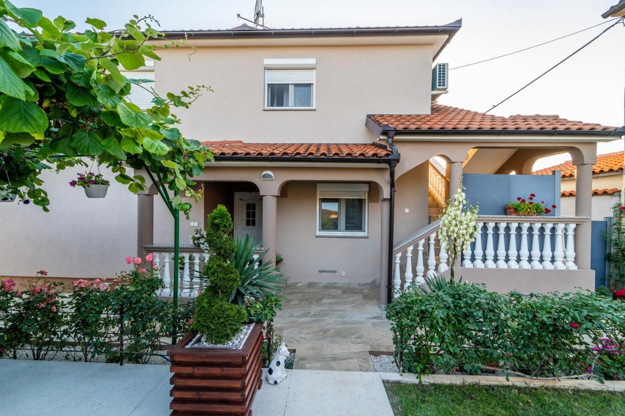Apartment Suncica Pula Bagian luar foto