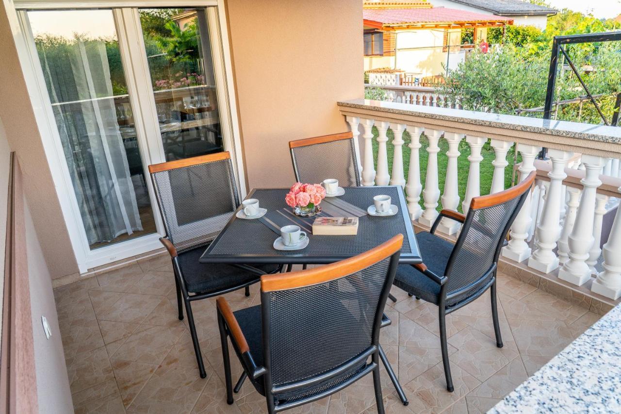 Apartment Suncica Pula Bagian luar foto