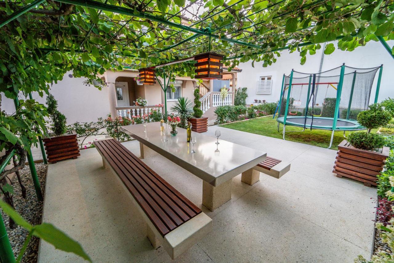 Apartment Suncica Pula Bagian luar foto