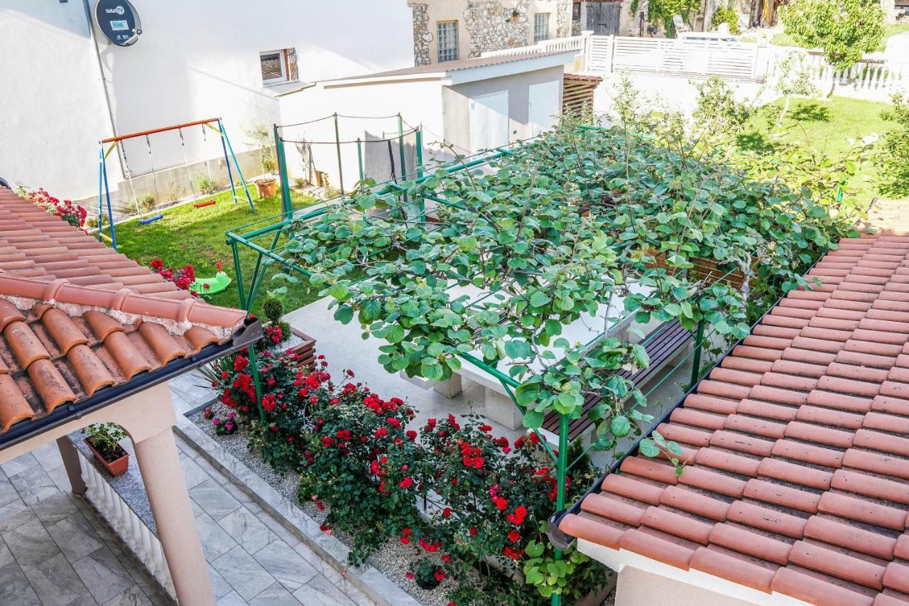 Apartment Suncica Pula Bagian luar foto