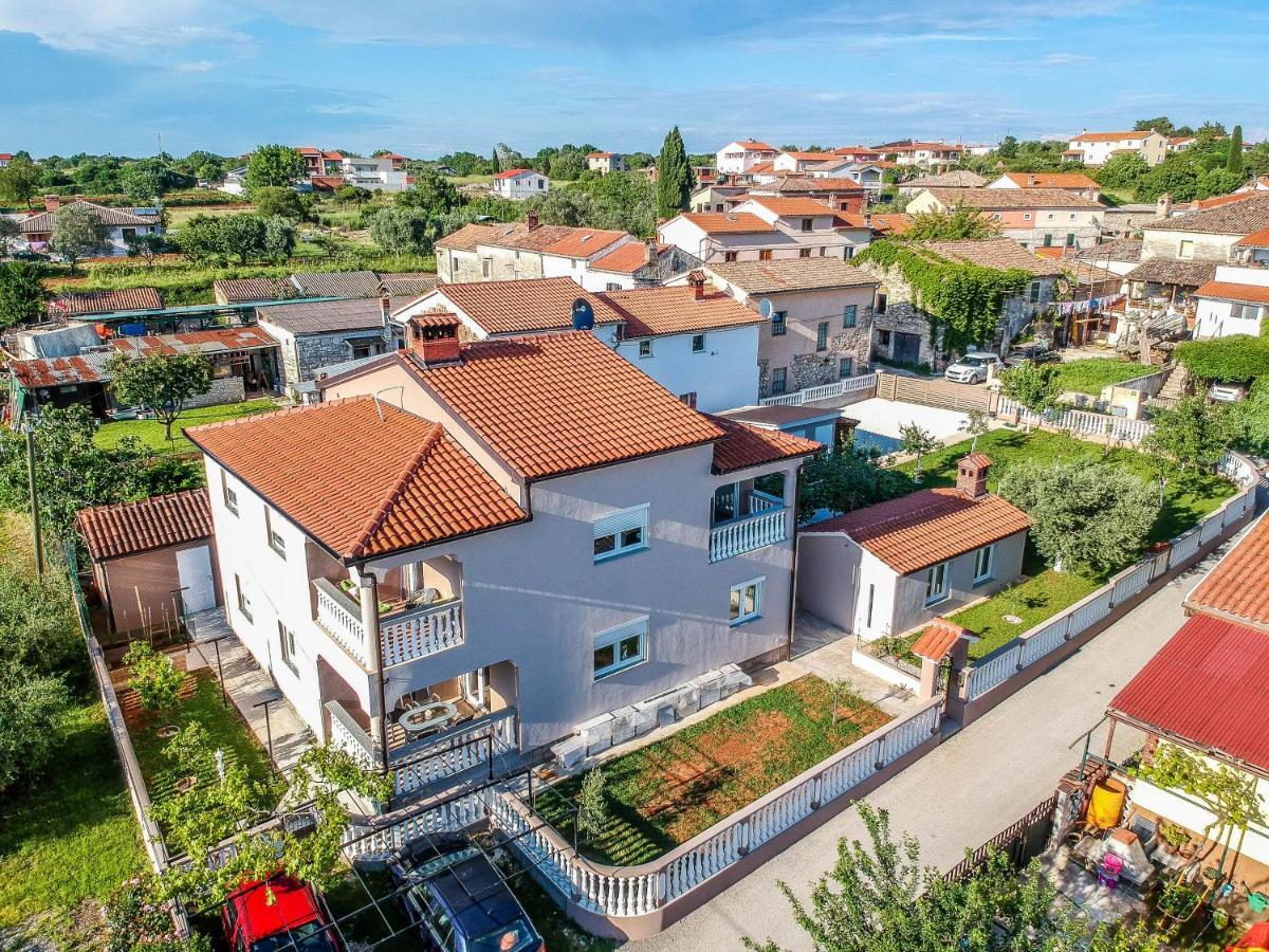 Apartment Suncica Pula Bagian luar foto