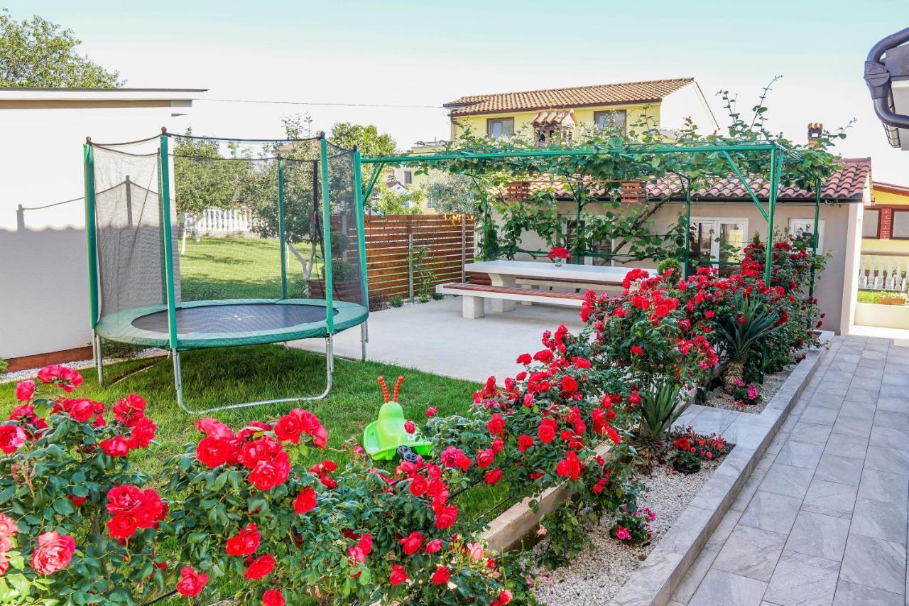 Apartment Suncica Pula Bagian luar foto
