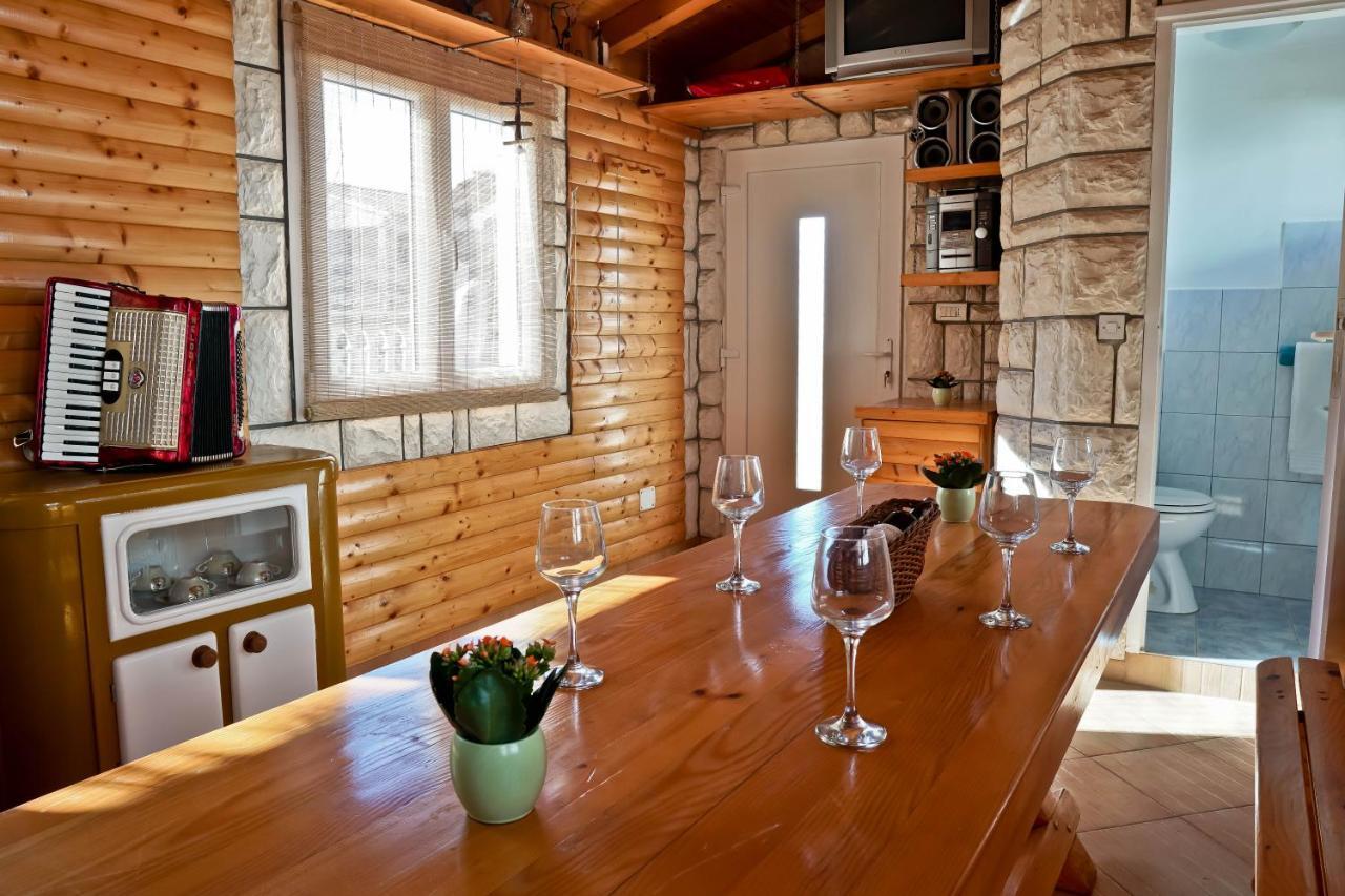 Apartment Suncica Pula Bagian luar foto