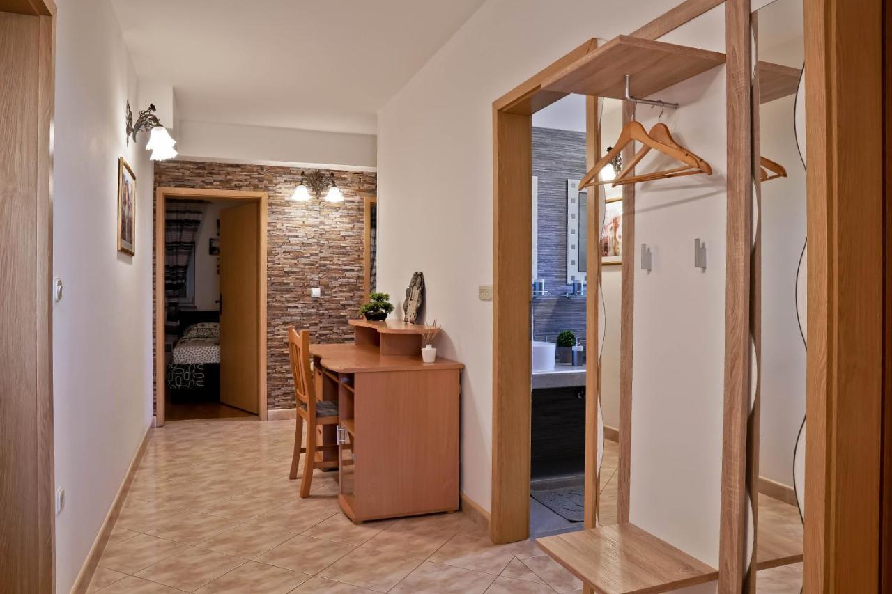 Apartment Suncica Pula Bagian luar foto