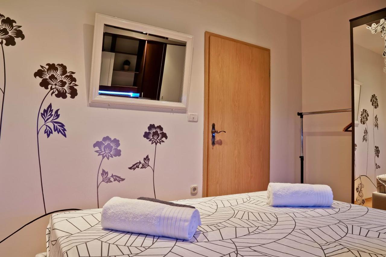 Apartment Suncica Pula Bagian luar foto