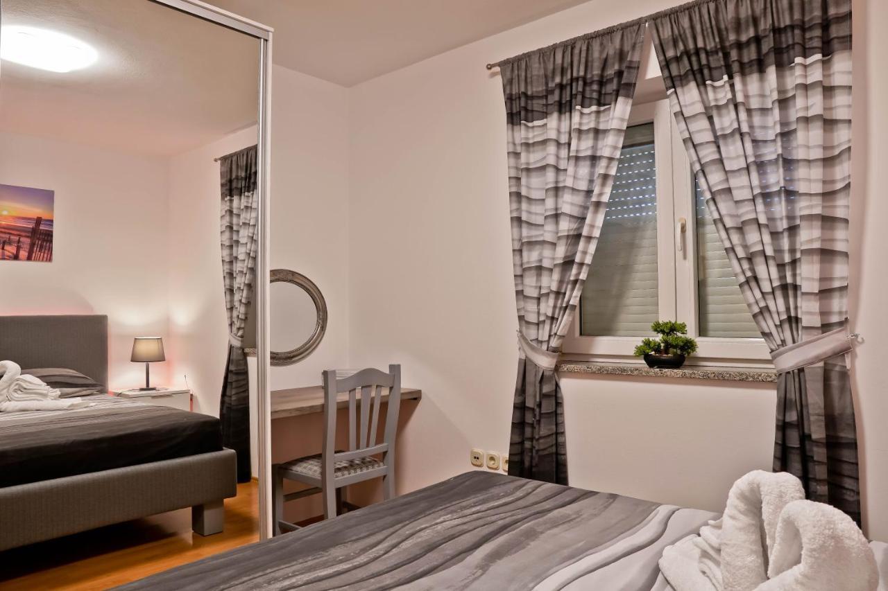 Apartment Suncica Pula Bagian luar foto