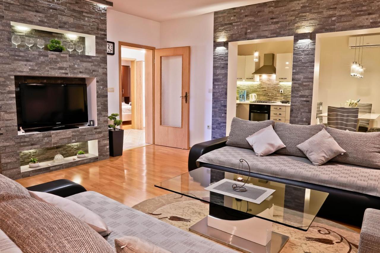 Apartment Suncica Pula Bagian luar foto