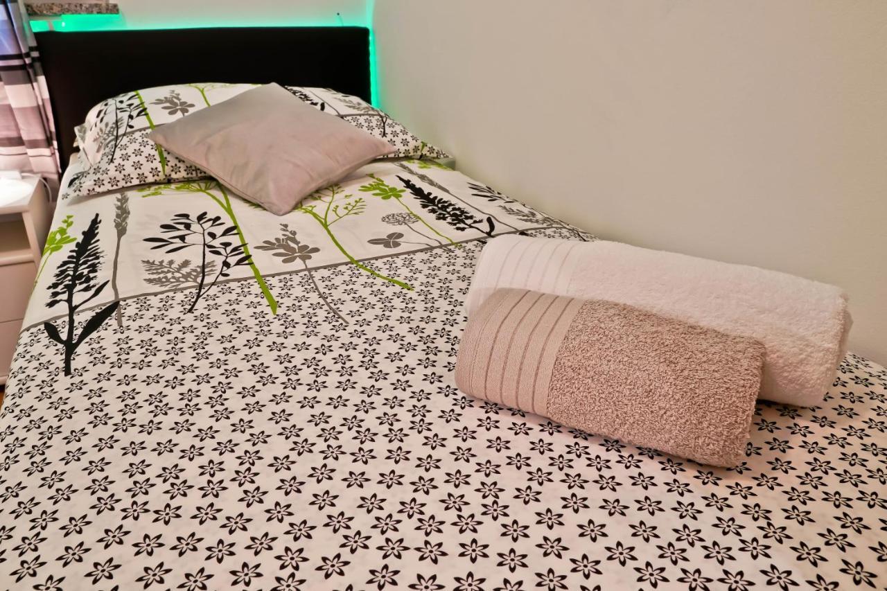 Apartment Suncica Pula Bagian luar foto