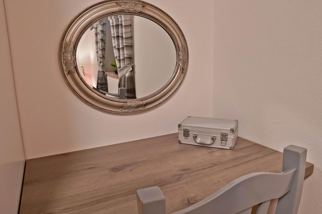 Apartment Suncica Pula Bagian luar foto