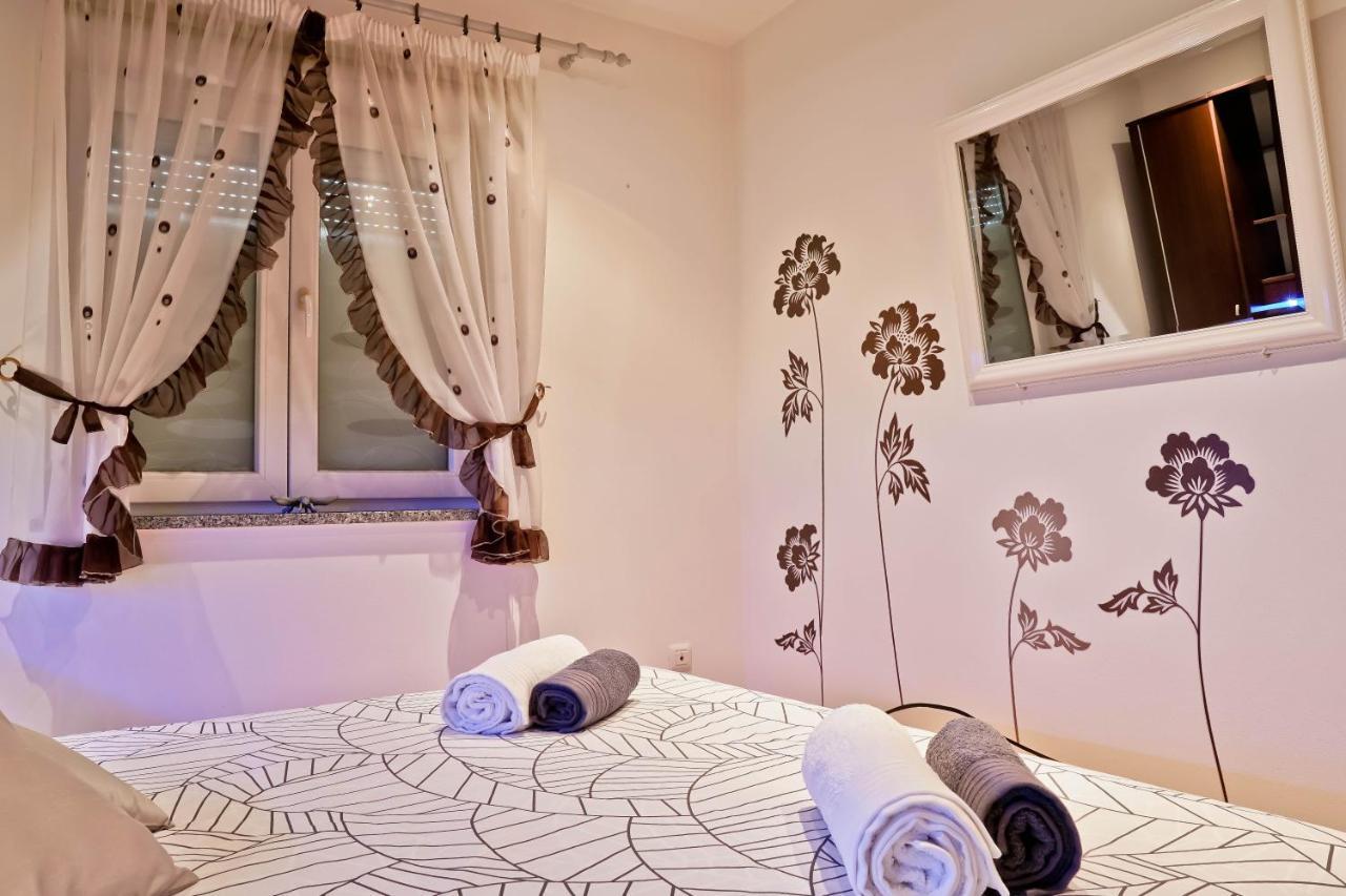 Apartment Suncica Pula Bagian luar foto