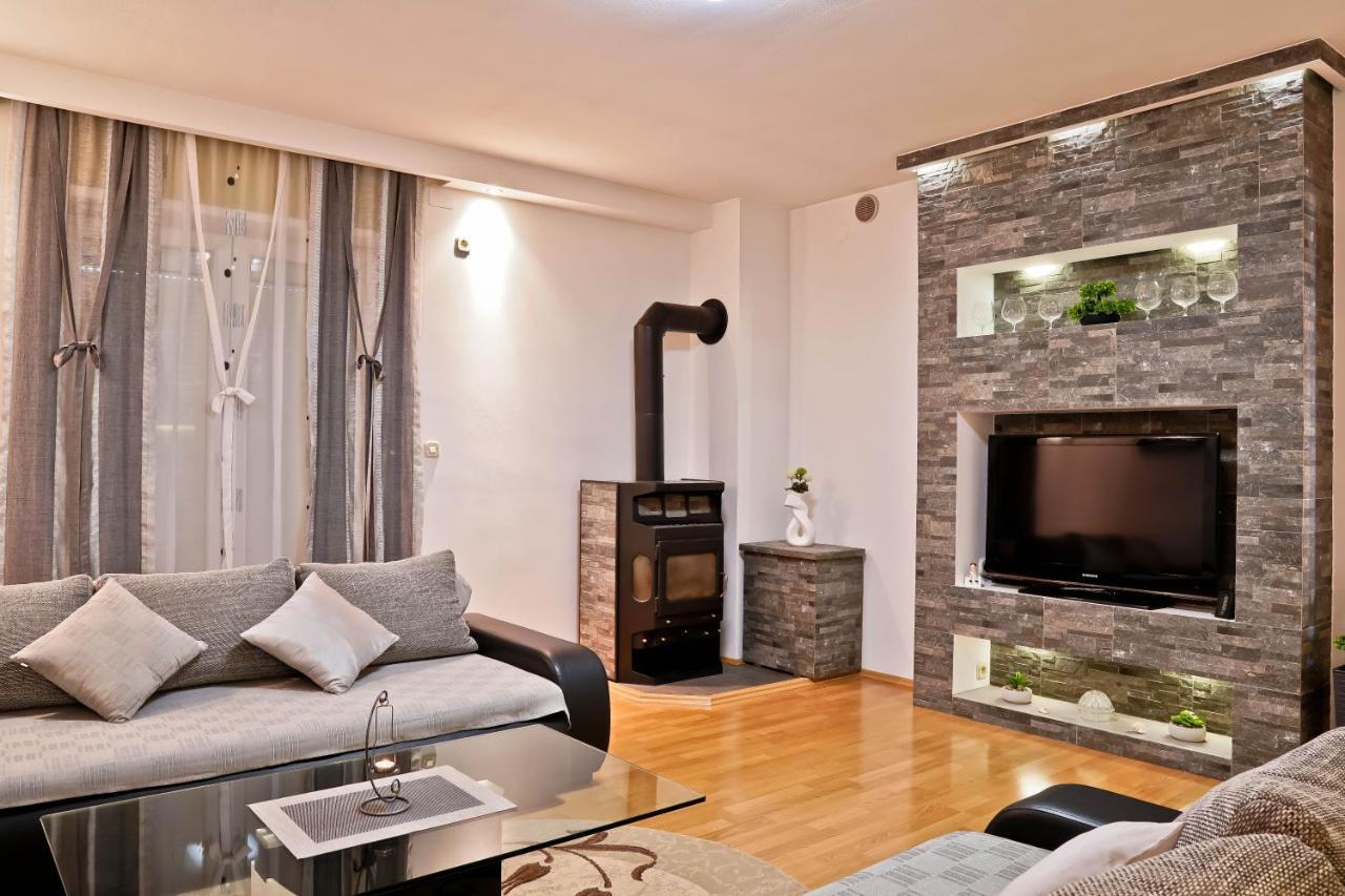 Apartment Suncica Pula Bagian luar foto