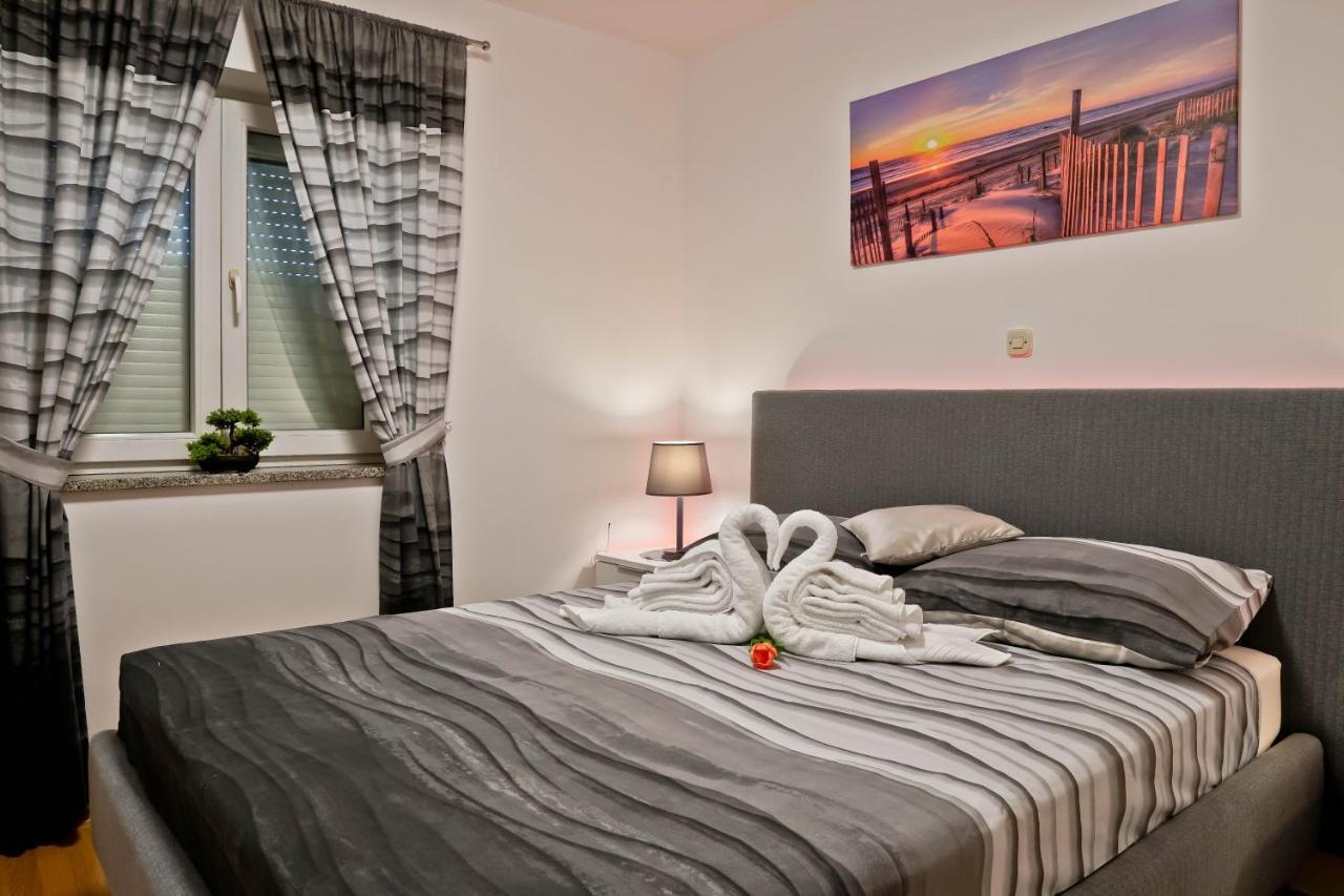 Apartment Suncica Pula Bagian luar foto