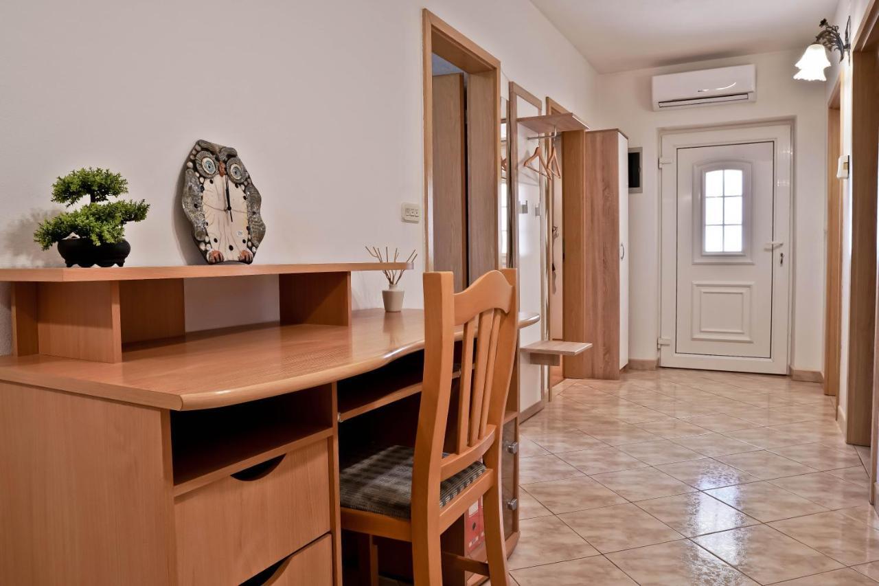 Apartment Suncica Pula Bagian luar foto
