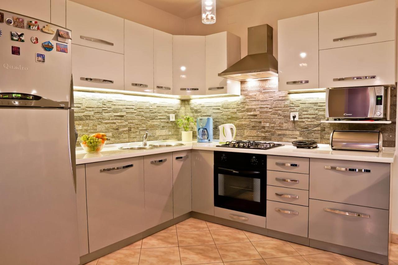Apartment Suncica Pula Bagian luar foto